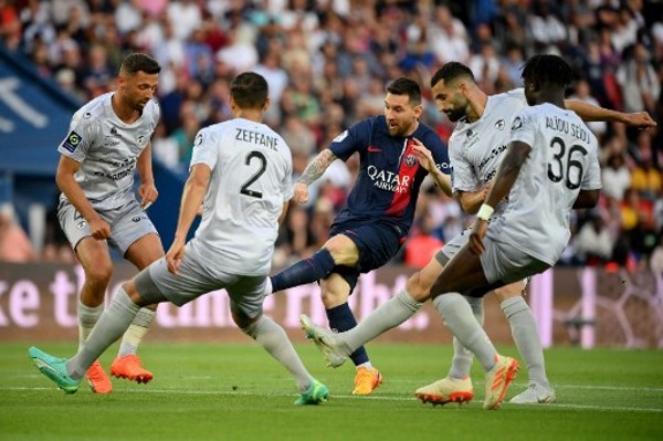 “罗马队友基情互动”，德罗西赛后新闻发布会被哲科亲吻